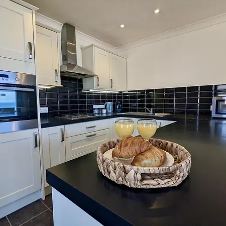 Central Apartment- Stunning Sea Views- 100M To Beach- Sleeps 6 Newquay  Exterior photo