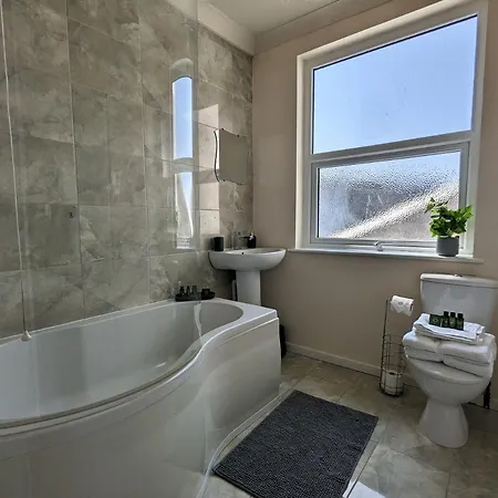 Central Apartment- Stunning Sea Views- 100M To Beach- Sleeps 6 Newquay  Exterior photo