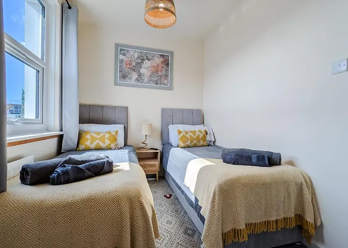 Central Apartment- Stunning Sea Views- 100M To Beach- Sleeps 6