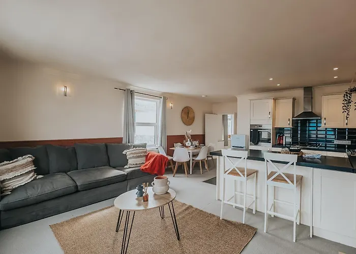 Central Apartment- Stunning Sea Views- 100M To Beach- Sleeps 6