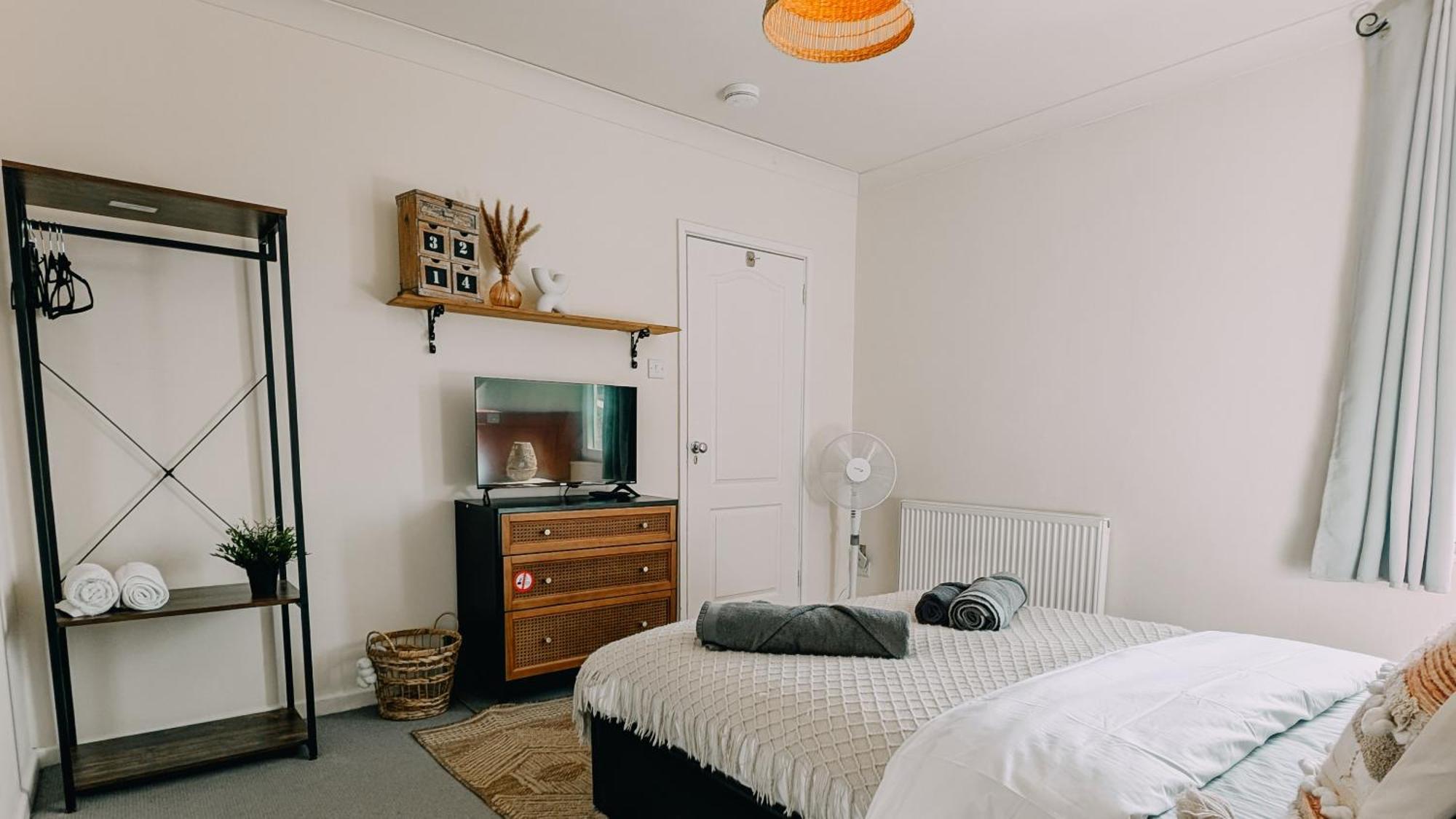 Apartment- Stunning Sea Views- 100m To Beach- Sleeps 6 Apartment *