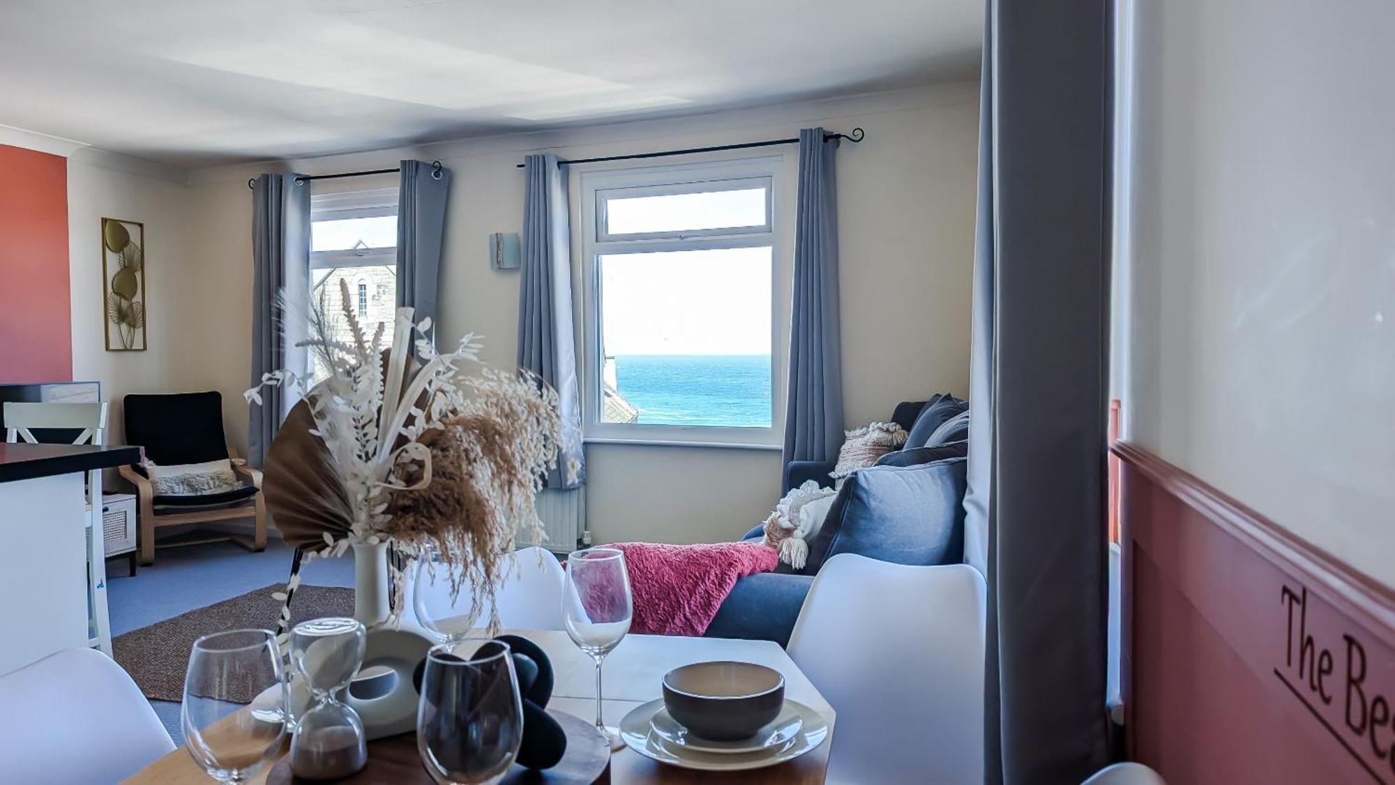 Apartment- Stunning Sea Views- 100m To Beach- Sleeps 6 Newquay (Cornwall)