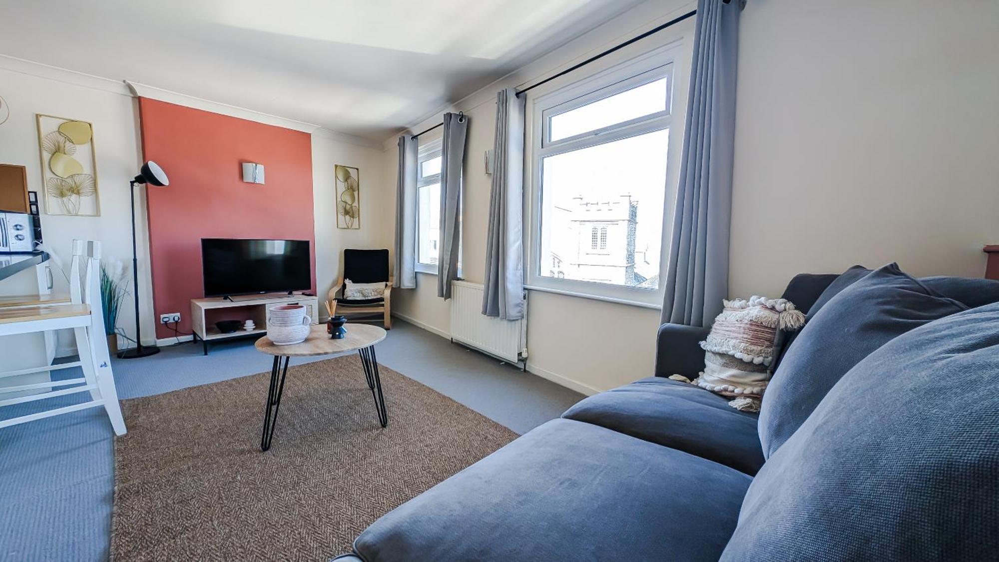 Apartment- Stunning Sea Views- 100m To Beach- Sleeps 6 Apartment *